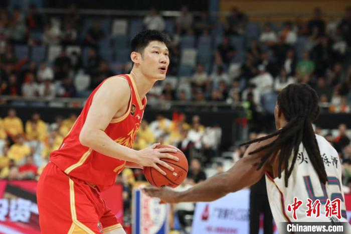 广厦男篮主场险胜南京队，成功收获本赛季首场