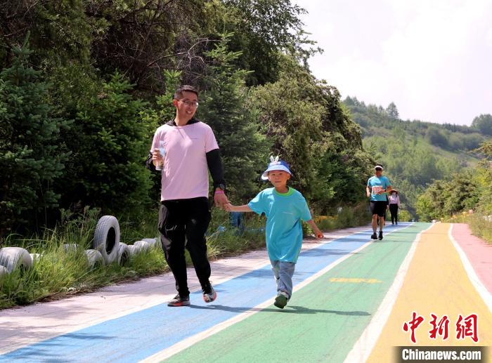 亲子共跑花海 体育赋能乡村振兴