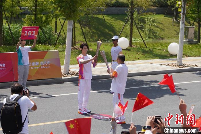 杭州亚运会火炬传递金华站启程 170名火炬手共绘