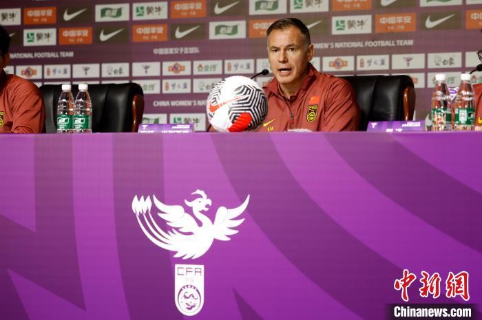 香河基地迎来中国女足新任主帅安特·米利西奇首